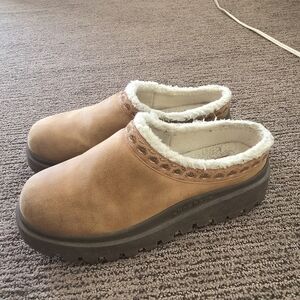 Skechers Tan and Black Mules